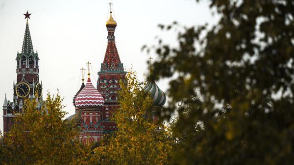 Покровский собор и Спасская башня Кремля. - Sputnik Узбекистан
