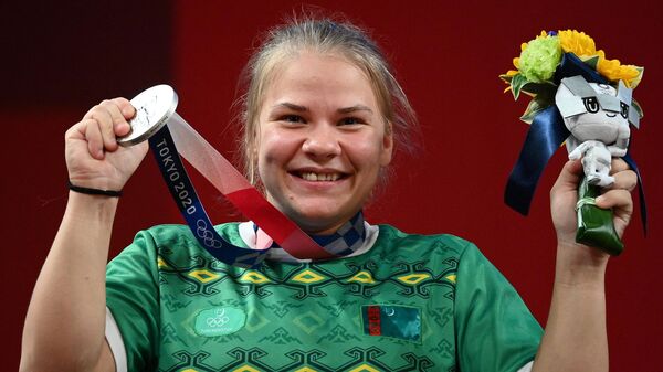 Туркменская штангистка Полина Гурьева выиграла серебро на играх Токио-2020 - Sputnik Узбекистан
