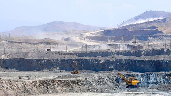 Месторождение Ёшлик-1 Алмалыкского горно-металлургического комбината - Sputnik Узбекистан