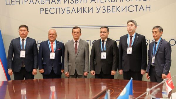 ЦИК вручил мандаты уполномоченным представителям пяти политических партий - Sputnik Ўзбекистон