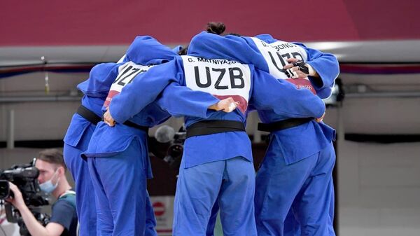 Узбекские дзюдоисты во время состязания с соперниками из Нидерландов - Sputnik Узбекистан
