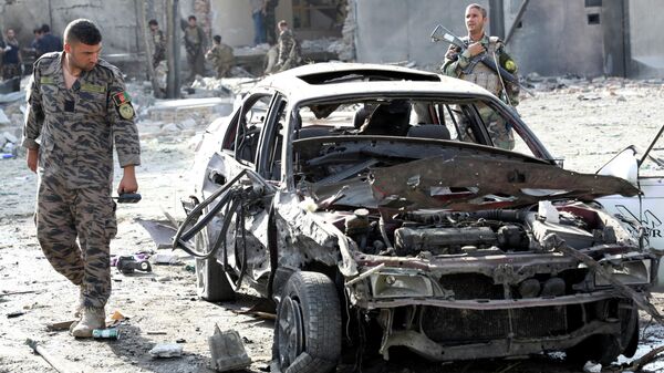 Солдат Афганской национальной армии (АНА) за месте ночного взрыва заминированного автомобиля в Кабуле, Афганистан 4 августа 2021 года - Sputnik Узбекистан