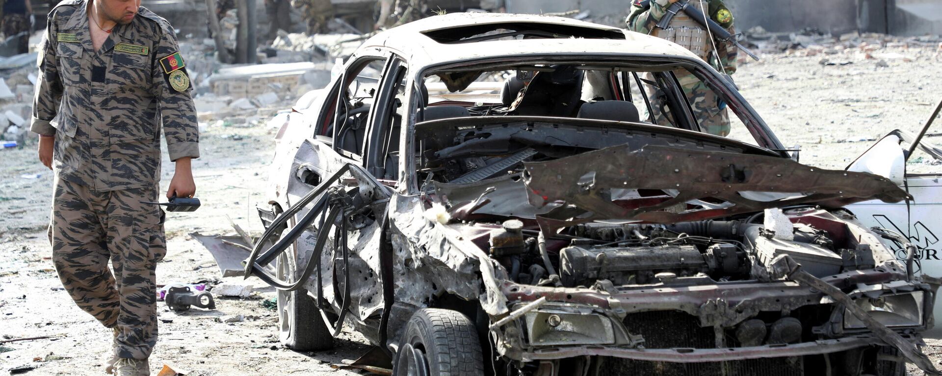 Солдат Афганской национальной армии (АНА) за месте ночного взрыва заминированного автомобиля в Кабуле, Афганистан 4 августа 2021 года - Sputnik Узбекистан, 1920, 04.08.2021