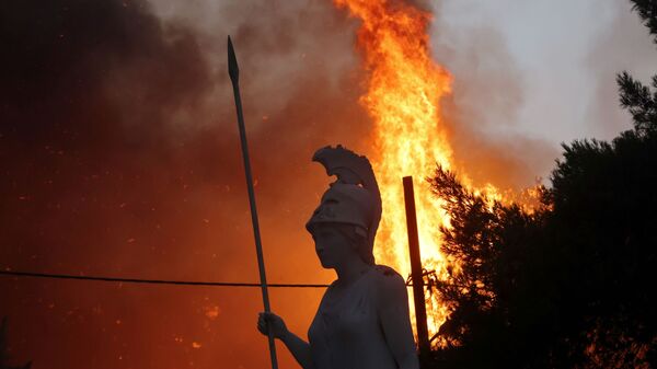 Статуя Афины на фоне природных пожаров в северном пригороде Афин  - Sputnik Узбекистан