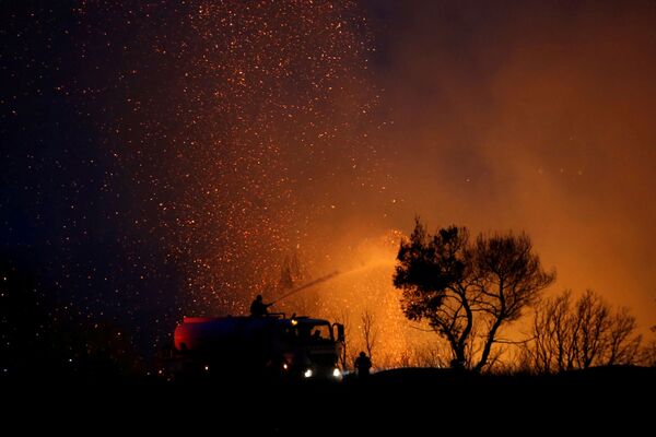 Самый сильный лесной пожар случился вблизи поселения Варибоби в районе Ахарне в северном пригороде Афин. - Sputnik Узбекистан