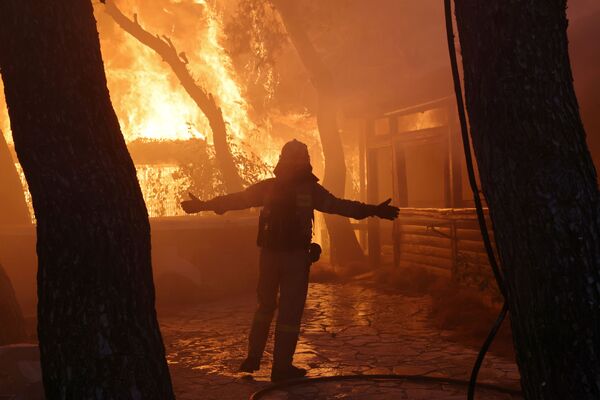 Ночью пожарным пришлось заниматься также эвакуацией и перевозкой жителей в условиях крайне жаркой погоды. - Sputnik Узбекистан