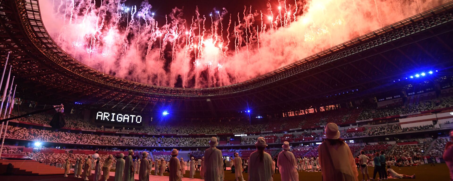 Салют на торжественной церемонии закрытия XXXII летних Олимпийских игр в Токио на Национальном олимпийском стадионе  - Sputnik Узбекистан, 1920, 09.08.2021