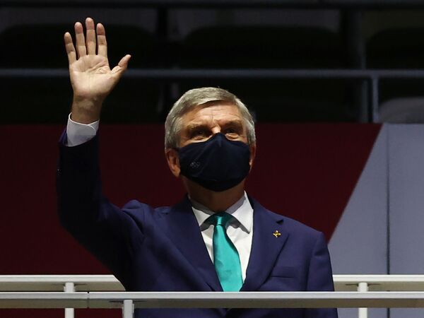 Президент Международного олимпийского комитета Томас Бах машет рукой на церемонии закрытия токийской Олимпиады - Sputnik Узбекистан