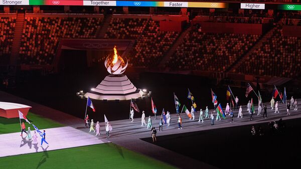 Парад атлетов на торжественной церемонии закрытия XXXII летних Олимпийских игр в Токио - Sputnik Узбекистан