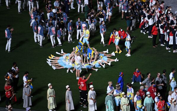 Спортсмены сборной Украины на торжественной церемонии закрытия XXXII летних Олимпийских игр в Токио. - Sputnik Узбекистан