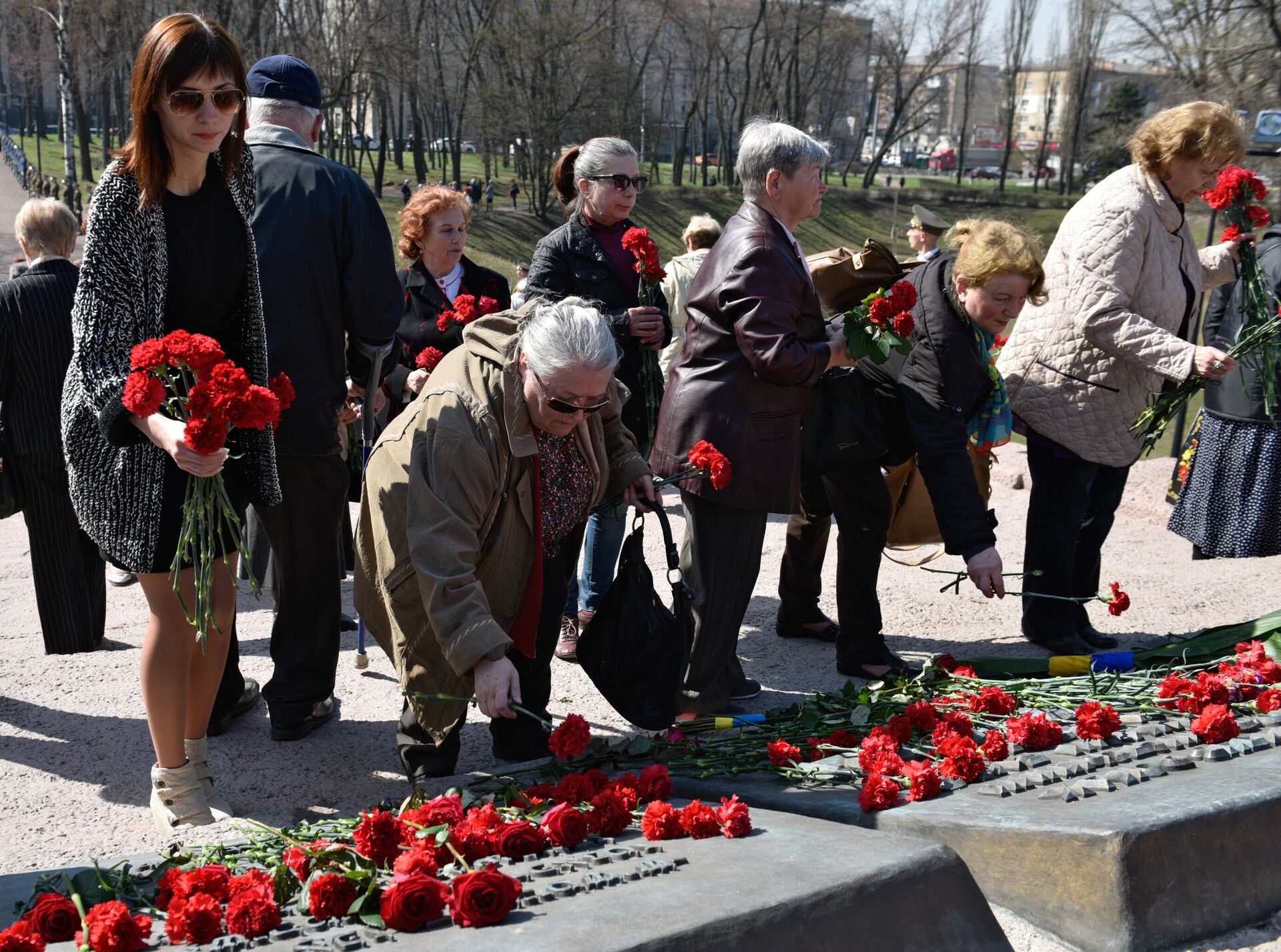 Возложение цветов в память о трагедии Бабьего Яра - Sputnik Узбекистан, 1920, 09.08.2021