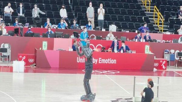 Робот показал баскетбольное мастерство в перерыве финала Олимпиады - Sputnik Узбекистан