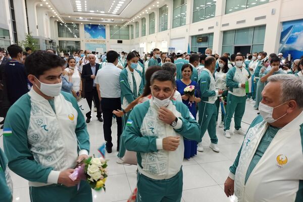 Встреча олимпийской сборной Узбекистана в аэропорту Ташкента - Sputnik Ўзбекистон