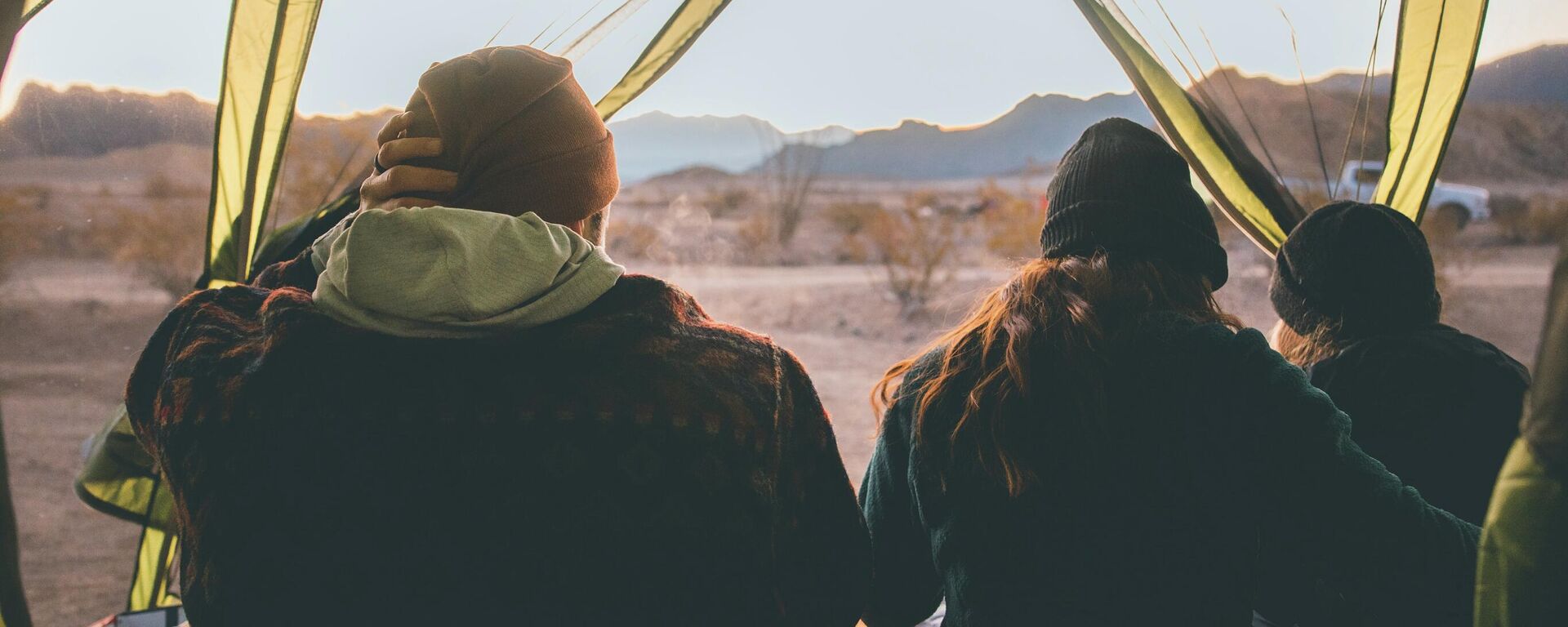 Туристы в палатке - Sputnik Узбекистан, 1920, 08.10.2015