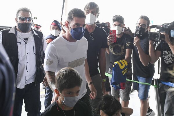 Экс-участник &quot;Барселоны&quot; Лионель Месси со своей семьей прибывает в аэропорт Эль-Прат в Барселоне. - Sputnik Узбекистан