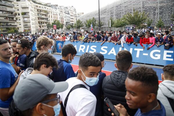 Болельщики ждут Лионеля Месси возле стадиона Парк де Пренс в Париже.  - Sputnik Узбекистан