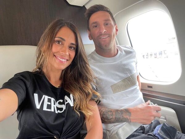 Аргентинский футболист Лионель Месси и его жена Антонела Рокуццо позируют в своем частном самолете по пути в Париж. - Sputnik Узбекистан