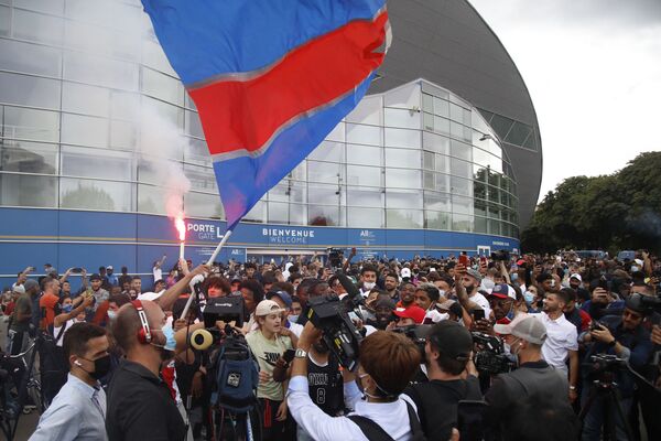 Фанаты возле стадиона Парк де Пренс в ожидании прибытия Лионеля Месси. - Sputnik Узбекистан
