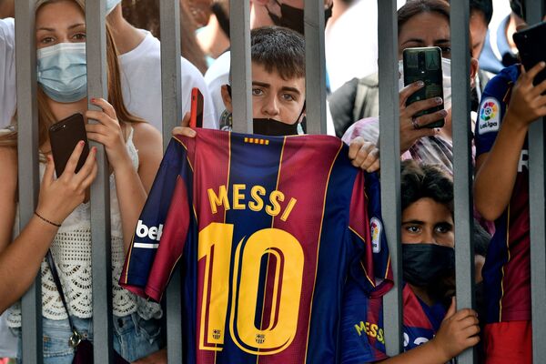 Ular bir necha &quot;Barselona&quot; klubi oldida tunni bedor o‘tkazishdi va Messi olib qolish yo‘llarini izlashni talab qilishdi. - Sputnik O‘zbekiston