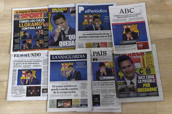 Первые полосы испанских газет, на которых аргентинский форвард Лионель Месси плачет во время пресс-конференции в Барселоне. - Sputnik Узбекистан