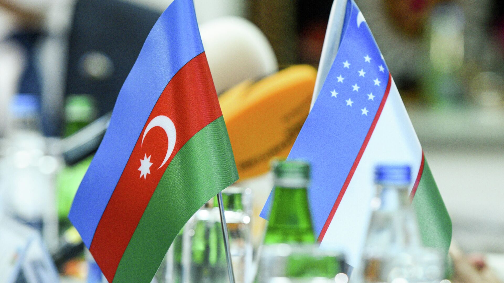 Флаги Азербайджана и Узбекистана. - Sputnik Узбекистан, 1920, 07.07.2022