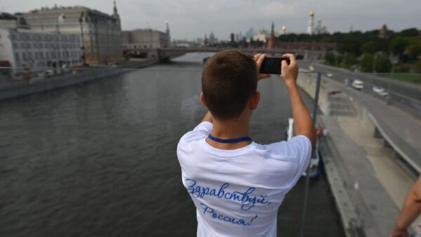 Юноша фотографирует на телефон - Sputnik Узбекистан