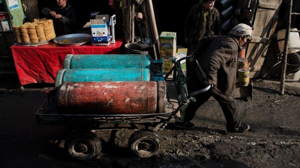 Мужчина перевозит газовые баллоны. Кабул, Афганистан - Sputnik Ўзбекистон