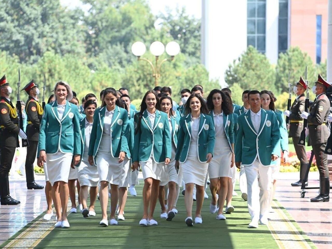 Orqa tomondan sportchi qizlarning munosib fotosuratlari Orqa tomondan sportchi qizlarning munosib fotosuratlari