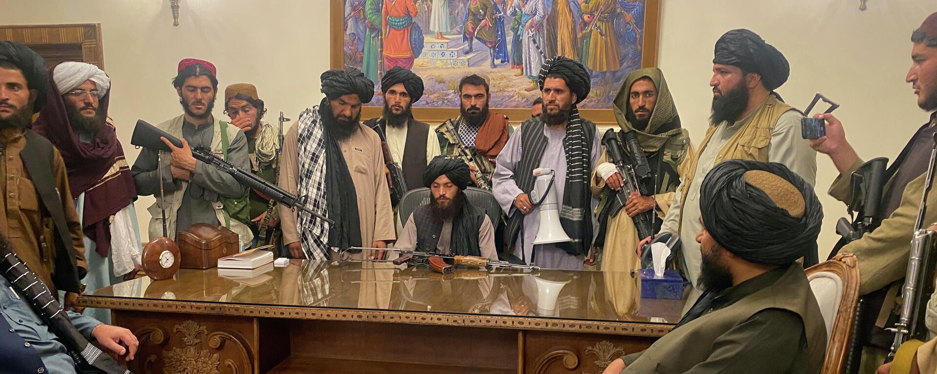 Боевики Талибана в президентском дворце в Кабуле, Афганистан - Sputnik Ўзбекистон, 1920, 22.09.2021