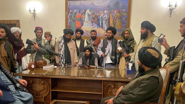 Boyeviki Talibana v prezidentskom dvorse v Kabule, Afganistan - Sputnik O‘zbekiston