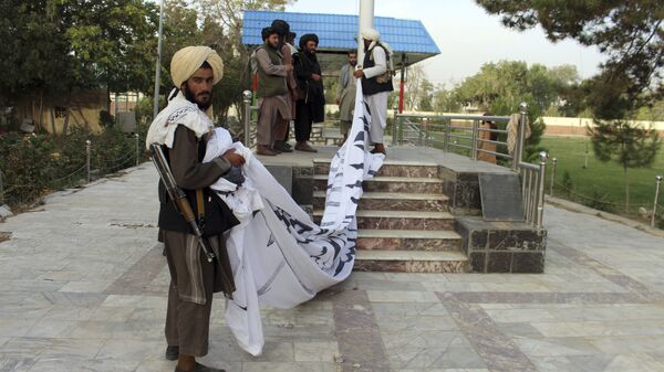 Боевики Талибан* поднимают свой флаг в городе Газни  - Sputnik Узбекистан