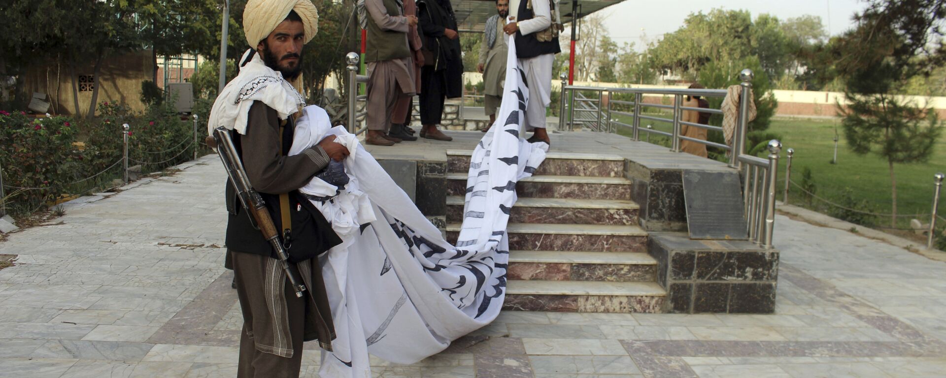 Боевики Талибан* поднимают свой флаг в городе Газни  - Sputnik Узбекистан, 1920, 18.08.2021
