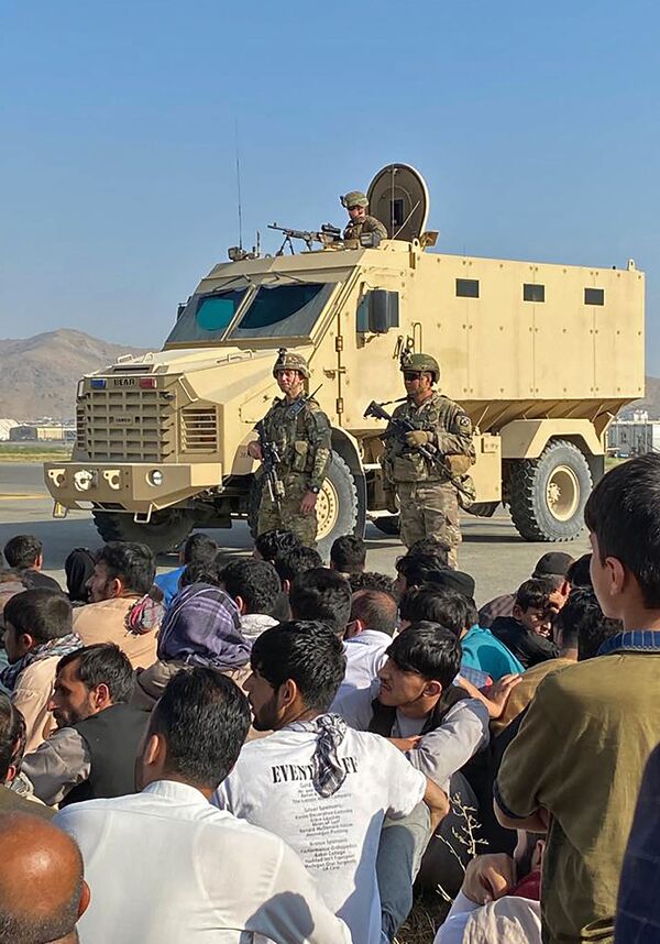 Американские военные и местные жители в аэропорту Кабула. - Sputnik Узбекистан