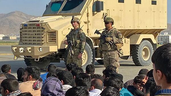Afganskie jiteli naprotiv amerikanskix soldatov v aeroportu Kabula  - Sputnik O‘zbekiston