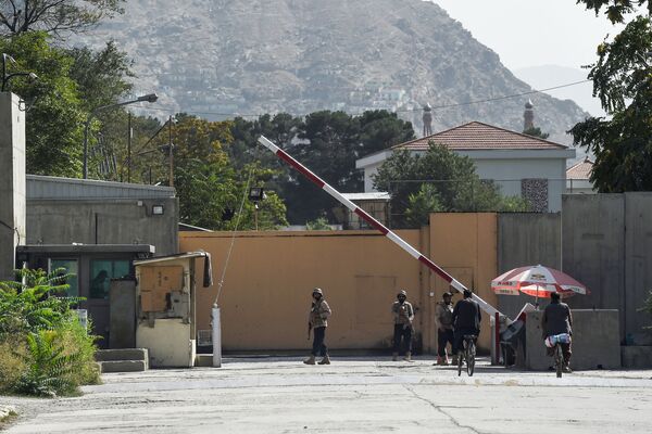 Сотрудники афганской службы безопасности перед воротами в &quot;зеленой зоне&quot; Кабула. - Sputnik Узбекистан