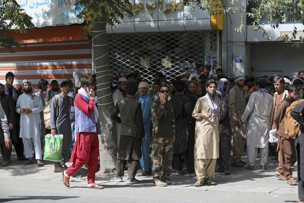Длинные очереди у банка Кабула. Жители пытаются снять деньги со счетов после захвата власти талибами. - Sputnik Узбекистан