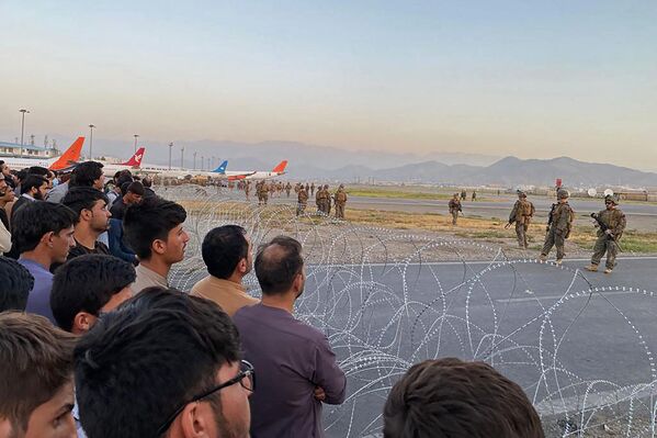 Толпы местных жителей и американские военные в аэропорту Кабула.  - Sputnik Узбекистан