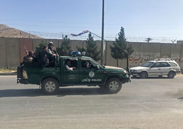 Боевики &quot;Талибана&quot;* на полицейском автомобиле в Кабуле, 16 августа 2021 г. - Sputnik Узбекистан