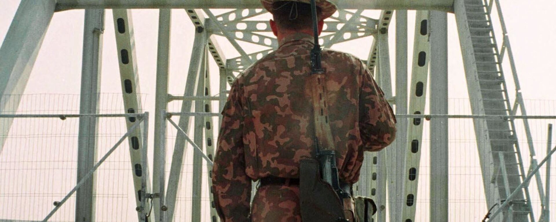 Узбекский пограничник на границе с Афганистаном у города Термез - Sputnik Узбекистан, 1920, 15.10.2021