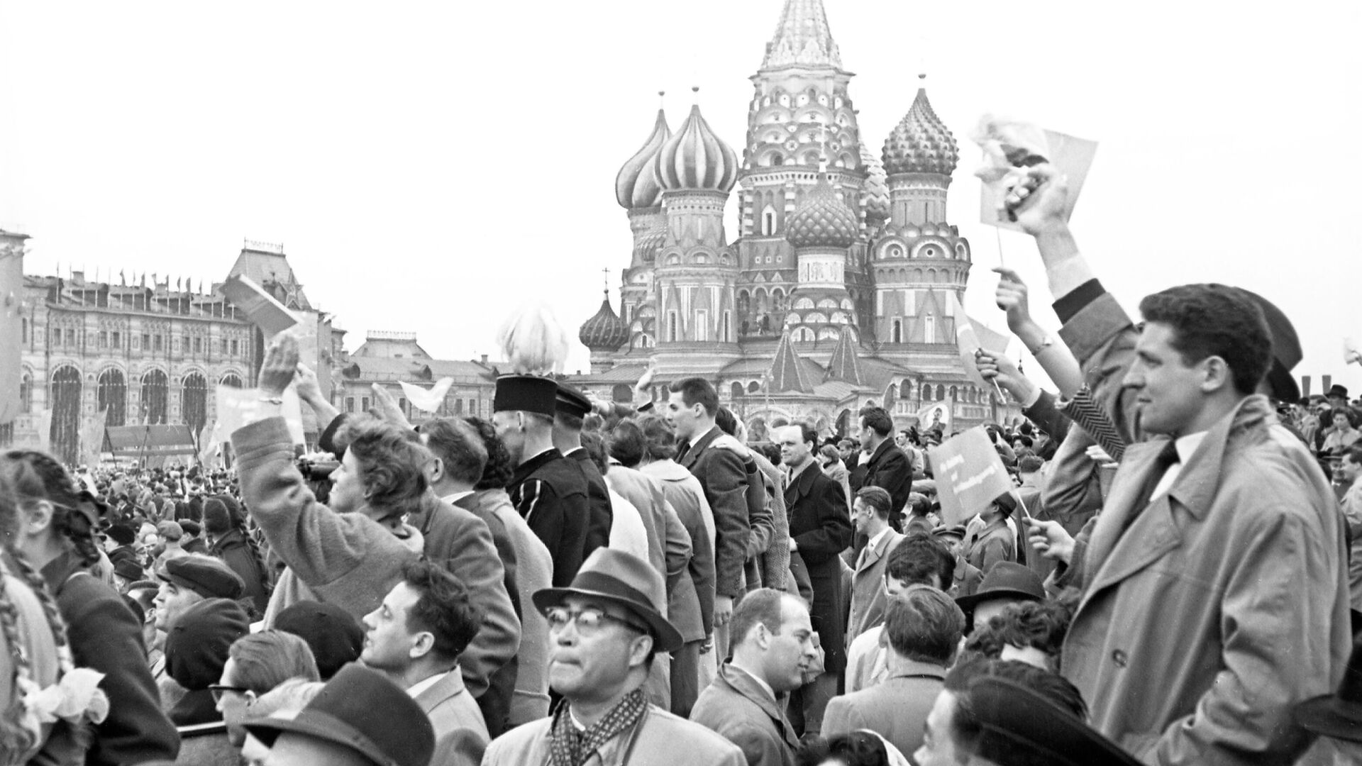 Первомайская демонстрация трудящихся на Красной площади, 1 мая 1960 года - Sputnik Узбекистан, 1920, 19.08.2021