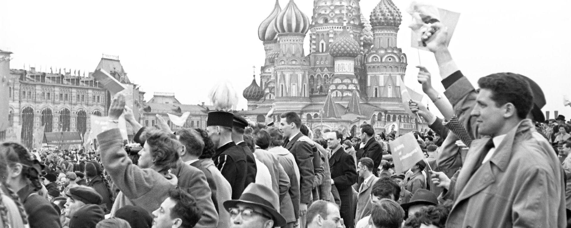 Первомайская демонстрация трудящихся на Красной площади, 1 мая 1960 года - Sputnik Узбекистан, 1920, 19.08.2021