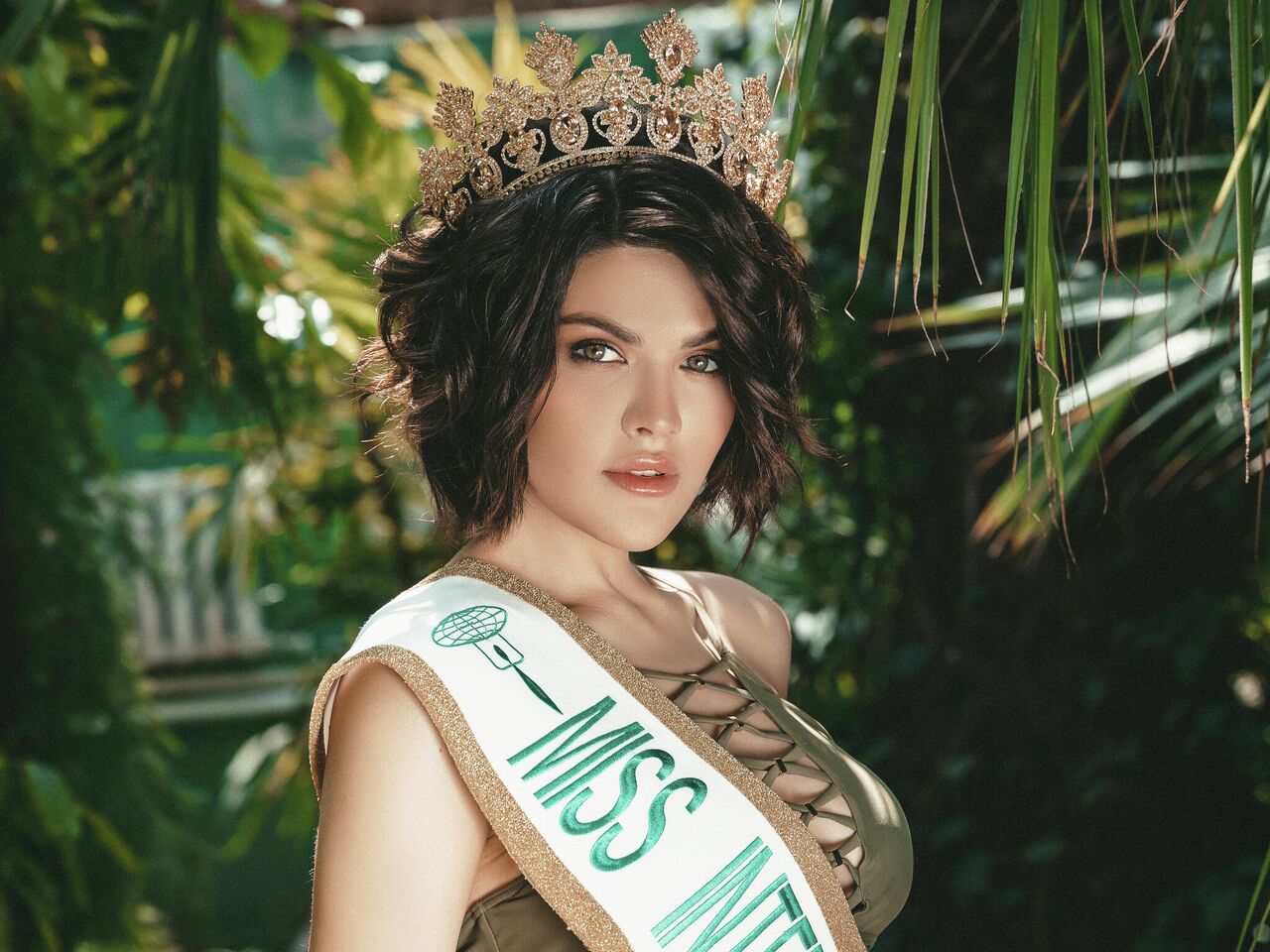 Meni dachaga olib borishdi va internetda sikishdi.