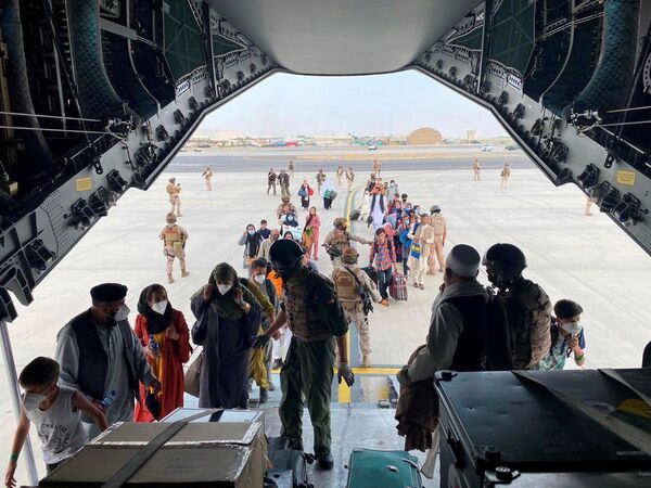 Посадка в самолет для эвакуации граждан Испании и местных жителей в Международном аэропорту Кабула, 18 августа 2021 г. - Sputnik Узбекистан
