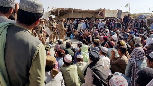 Солдаты пакистанской армии разговаривают с людьми, которые собираются пересечь пункт пропуска в пакистано-афганском пограничном городе Чаман - Sputnik Узбекистан
