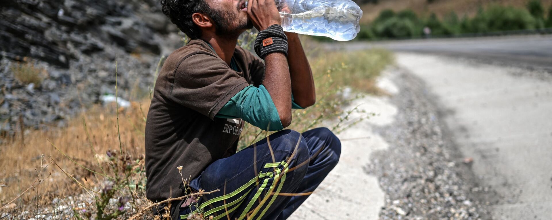 Афганский мигрант пьет воду в Татване - Sputnik Ўзбекистон, 1920, 16.09.2021