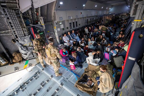Фото, полученное из Twitter от @Bw_Einsatz 17 августа 2021 г. Эвакуированные из Афганистана люди в транспортном самолете Airbus A400 ВВС Германии в Ташкенте, Узбекистан. - Sputnik Узбекистан
