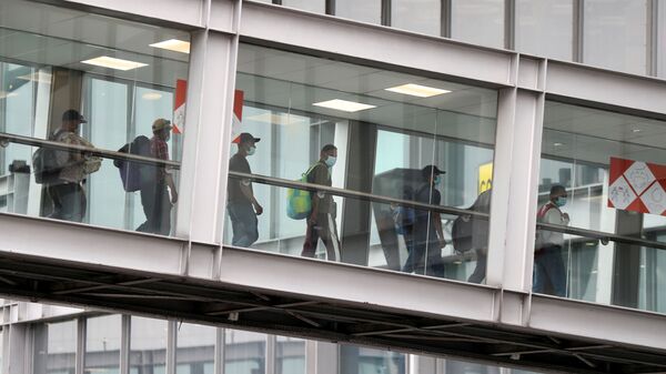 Эвакуированные люди из Афганистана прибывают в аэропорт Руасси-Шарль-де-Голль, Франция  - Sputnik Узбекистан