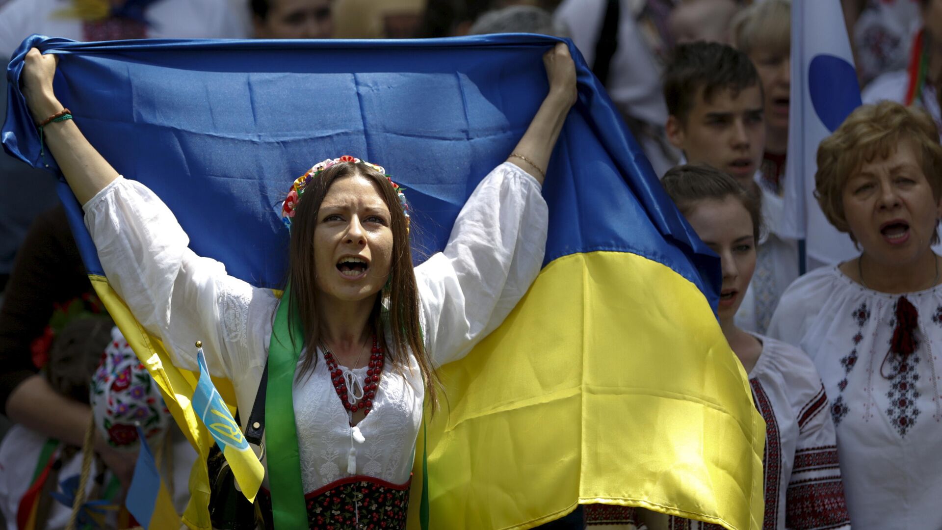 Женщина в вышиванке с украинским флагом на марше в Киеве, Украина - Sputnik Узбекистан, 1920, 23.08.2021