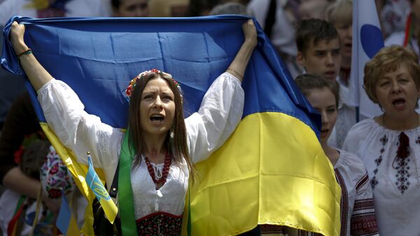 Женщина в вышиванке с украинским флагом на марше в Киеве, Украина - Sputnik Узбекистан