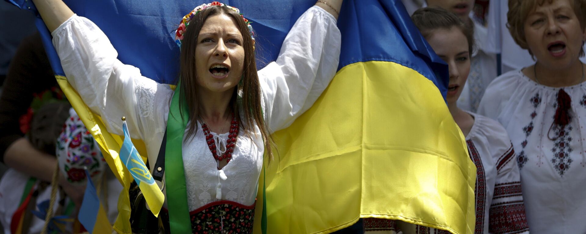 Женщина в вышиванке с украинским флагом на марше в Киеве, Украина - Sputnik Узбекистан, 1920, 23.08.2021